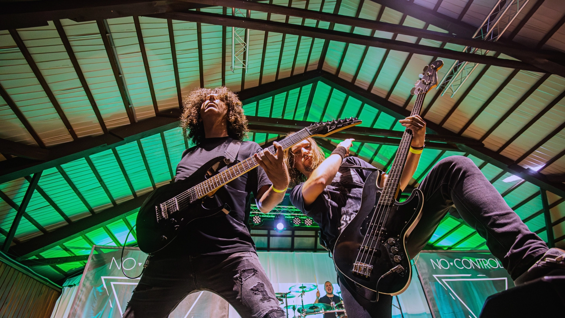 Kapela hrá na gitarach